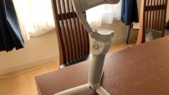 三脚を開いて自立設置されたDJI Osmo Mobileシリーズのスマートフォン用ジンバル