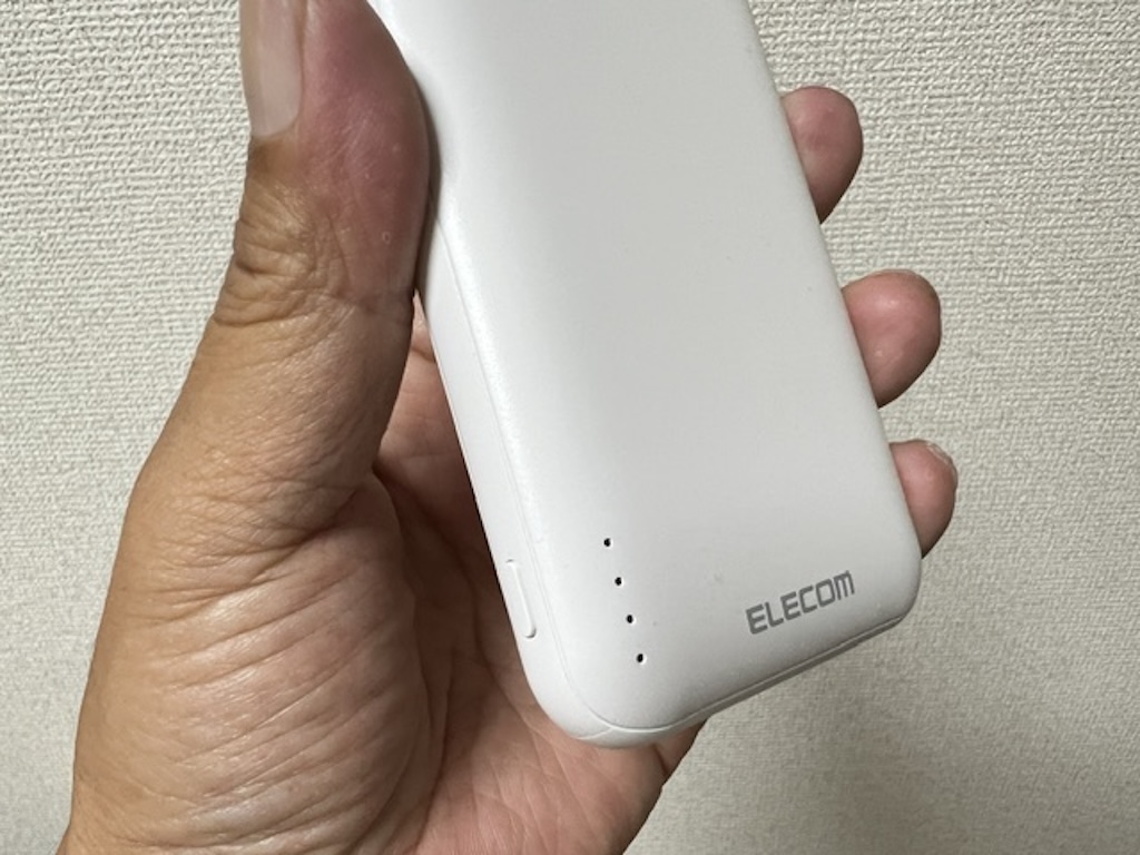 エレコム モバイルバッテリー DE-C66-10000の表面下部。ELECOMロゴと4段階のLED残量インジケーター