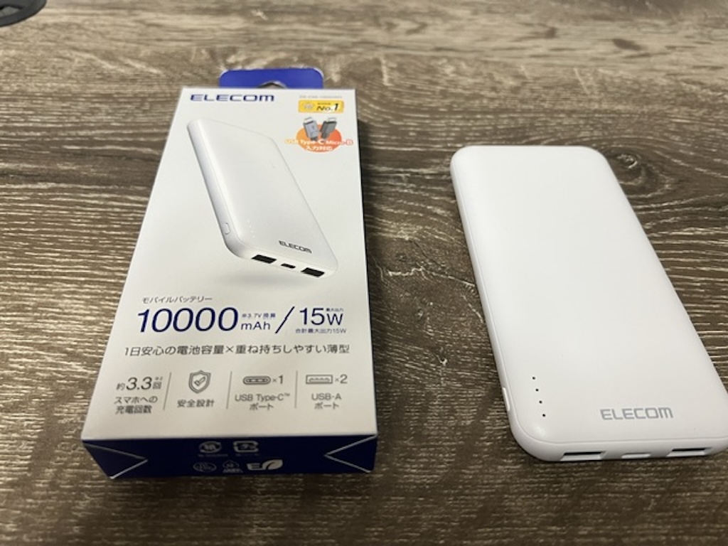 エレコム モバイルバッテリー DE-C66-10000のパッケージ箱とホワイトの本体外観