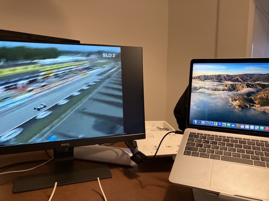 木目のデスク上に置かれた、MacBook ProとBenQの外部モニター
